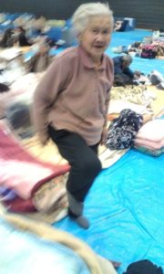 アシストを受け、膝が曲がるようになって喜ぶおばあちゃん